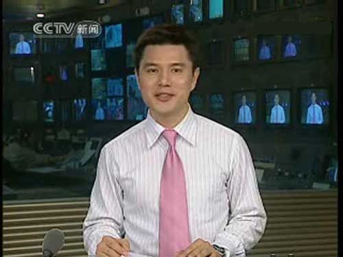 成人高考毕业现为央视主持人赵普主持晚间新闻画面.jpg