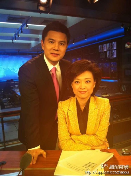 央视主持人赵普与他的成人高考同班同学且是同事的彭坤合照.jpg
